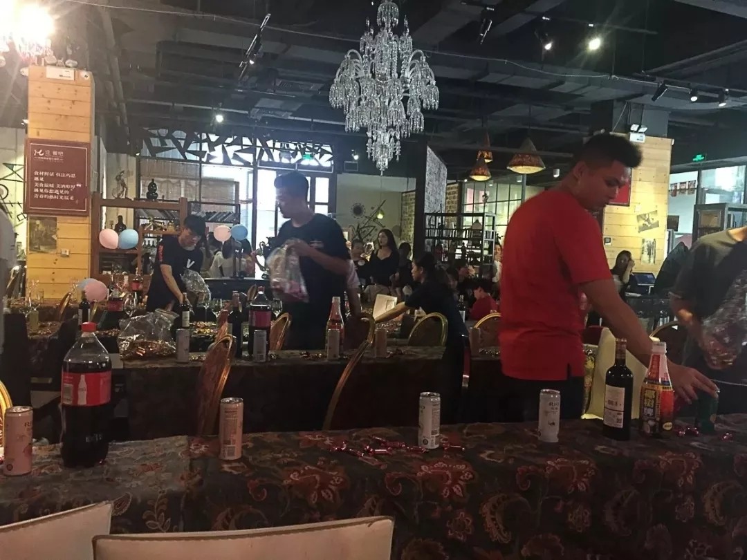 鸿铭男儿们 鸿铭|全自动制盒机|天地盖成型机|全自动礼品盒机|-鸿铭机械