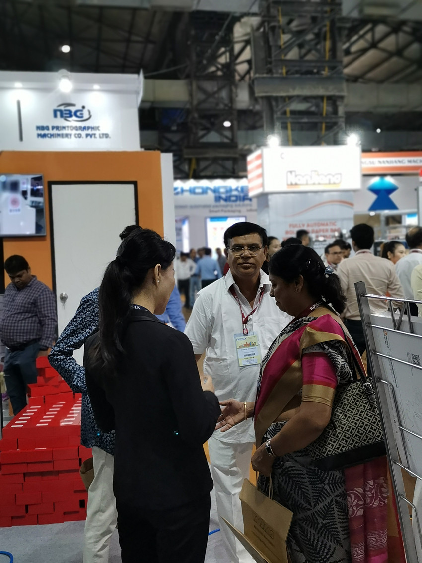 鸿铭外贸员正在介绍机器 鸿铭外贸员正在介绍机器