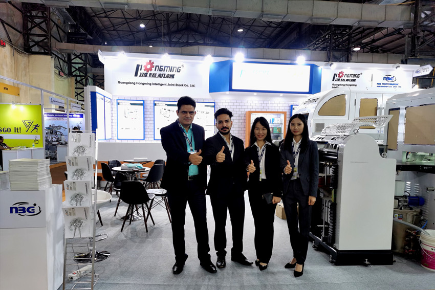 鸿铭员工大合照 鸿铭员工大合照